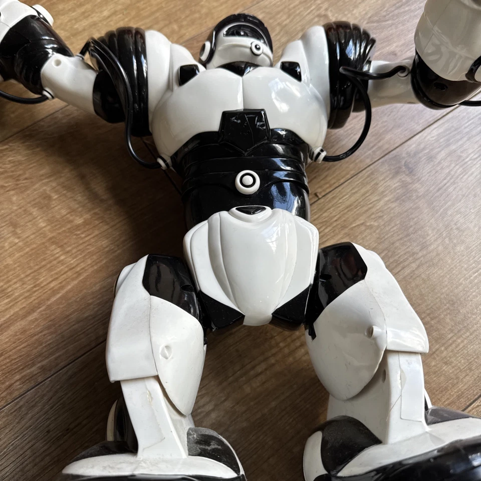 Robosapien Mini Robot - Walks, Eyes Glow, Moving Hands, Poseable Arms - Image 4 of 4