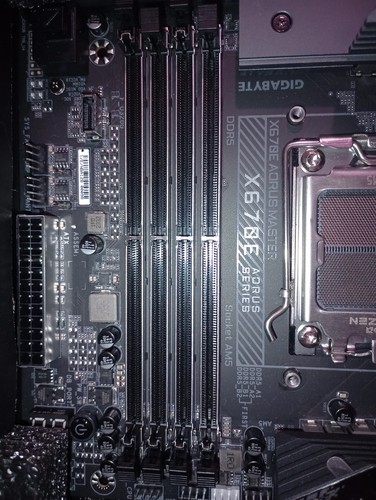 Gigabyte X670E AORUS MASTER GAMING MOTHERBOAD W/AMD SOCKET AM5- DDR5-NEW - Picture 5 of 14