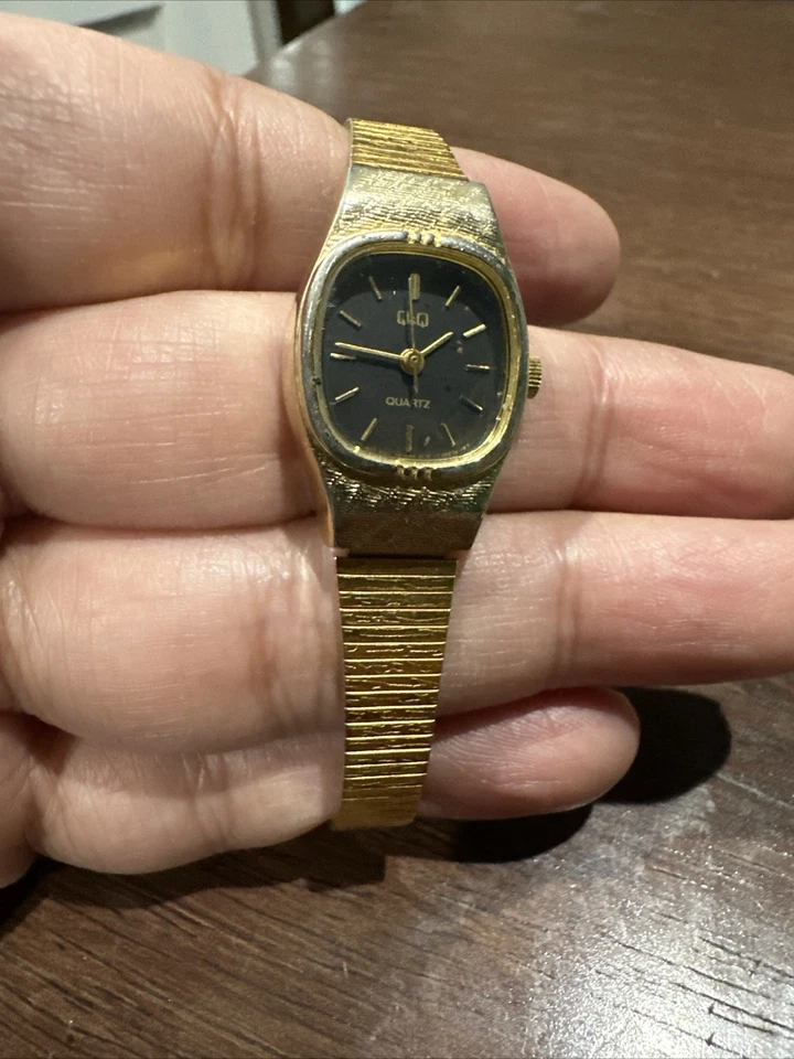 Working Vintage Women's 19mm Q&Q Quartz Analog Black Face Casual Gold Tone Watch - Image 2 of 4