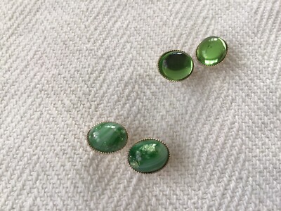 Neu & Ungetragen. 2 Sets grün oval 1 cm. Ohrstecker. No Makers Mark.