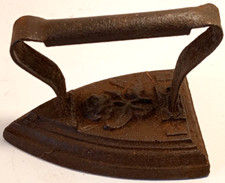 ANTICO FERRO DA STIRO IN GHISA-CON LA ROSA E LE LETTERE P B-DA STUFA-ARTIGIANALE