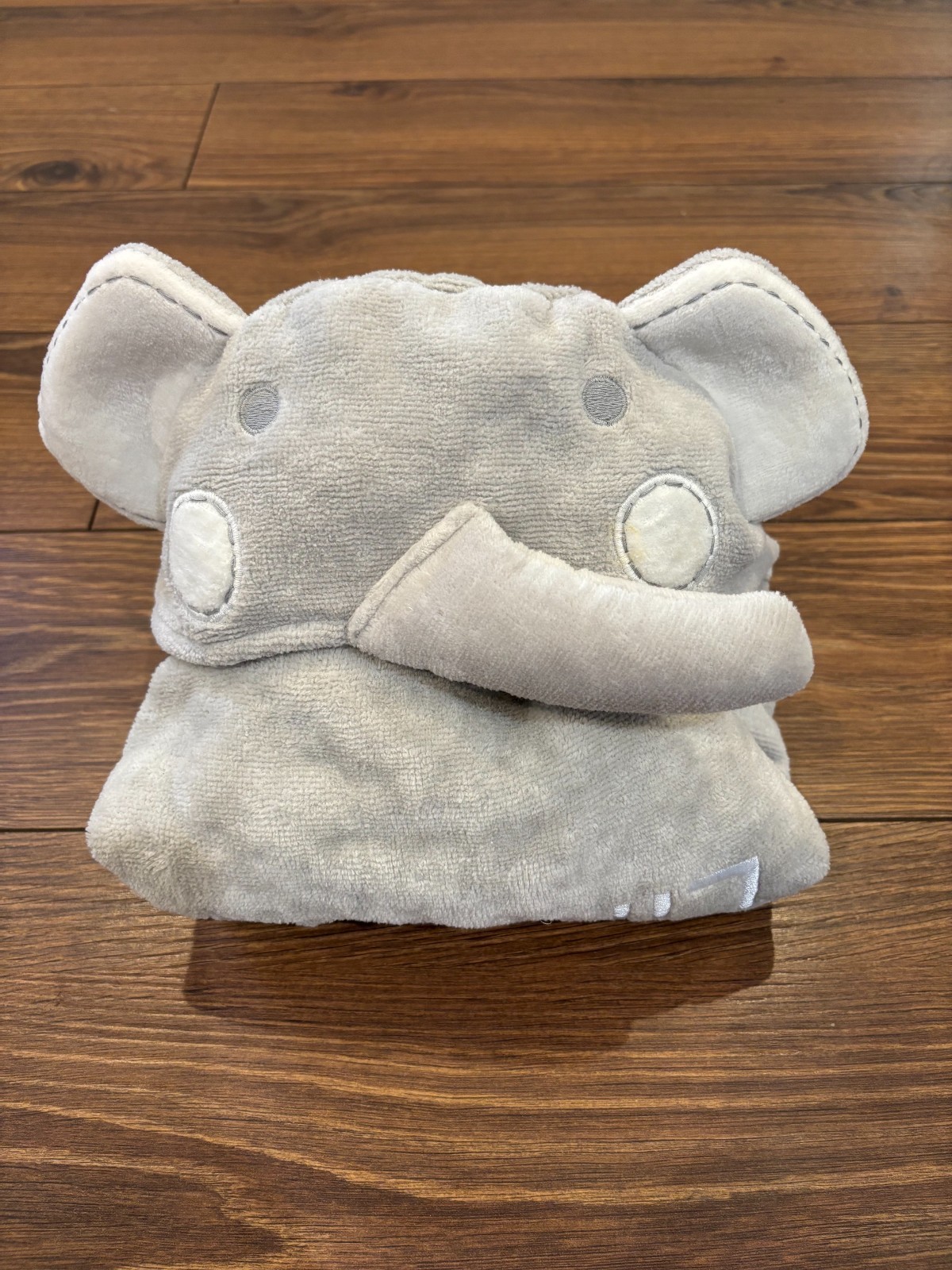 Gray Animal Embroidered W "lincoln"