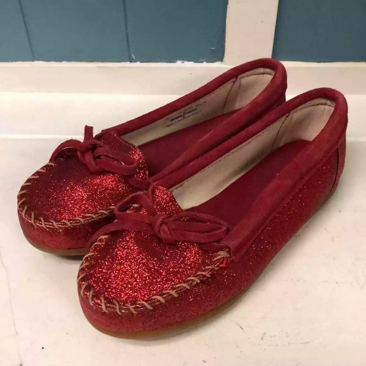 Minnetonka Girls Size 4 Red Sparkly Sparkle Glitter Moccasin Shoes