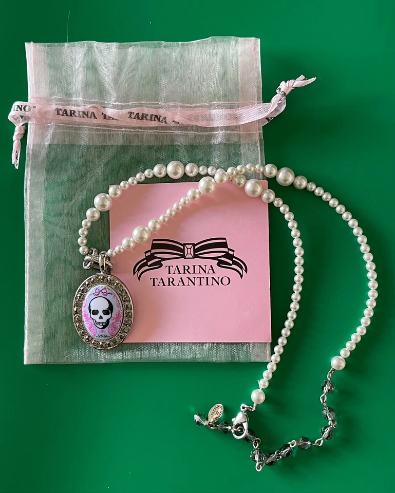 Collar Colgante Calavera Esmaltada Tarina Tarantino con Perlas y Cristales de Swarovski Foto 2 de 4