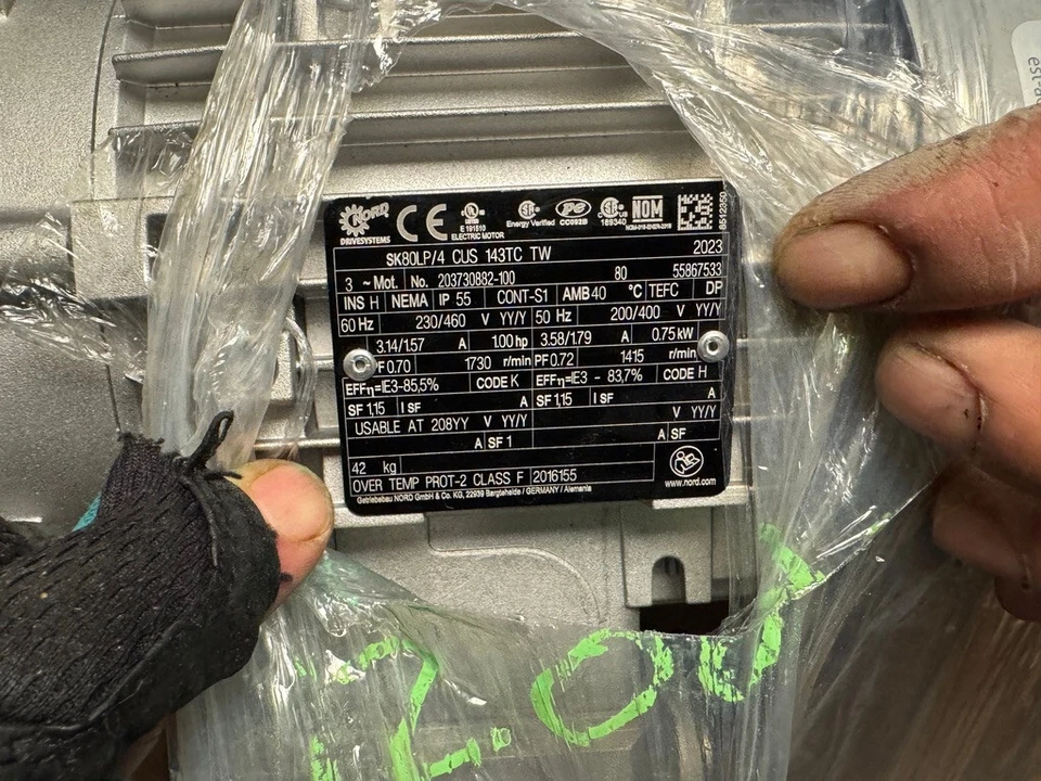 Nord Drivesystems SK80LP/4-CUS-143TC TW, 230/460V, 1 HP, NUEVO Foto 2 de 4