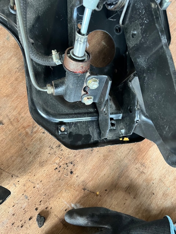 VW T4 TRANSPORTER CARAVELLE 2002 2.5 TDI CLUTCH PEDAL BOX ASSY ELEC