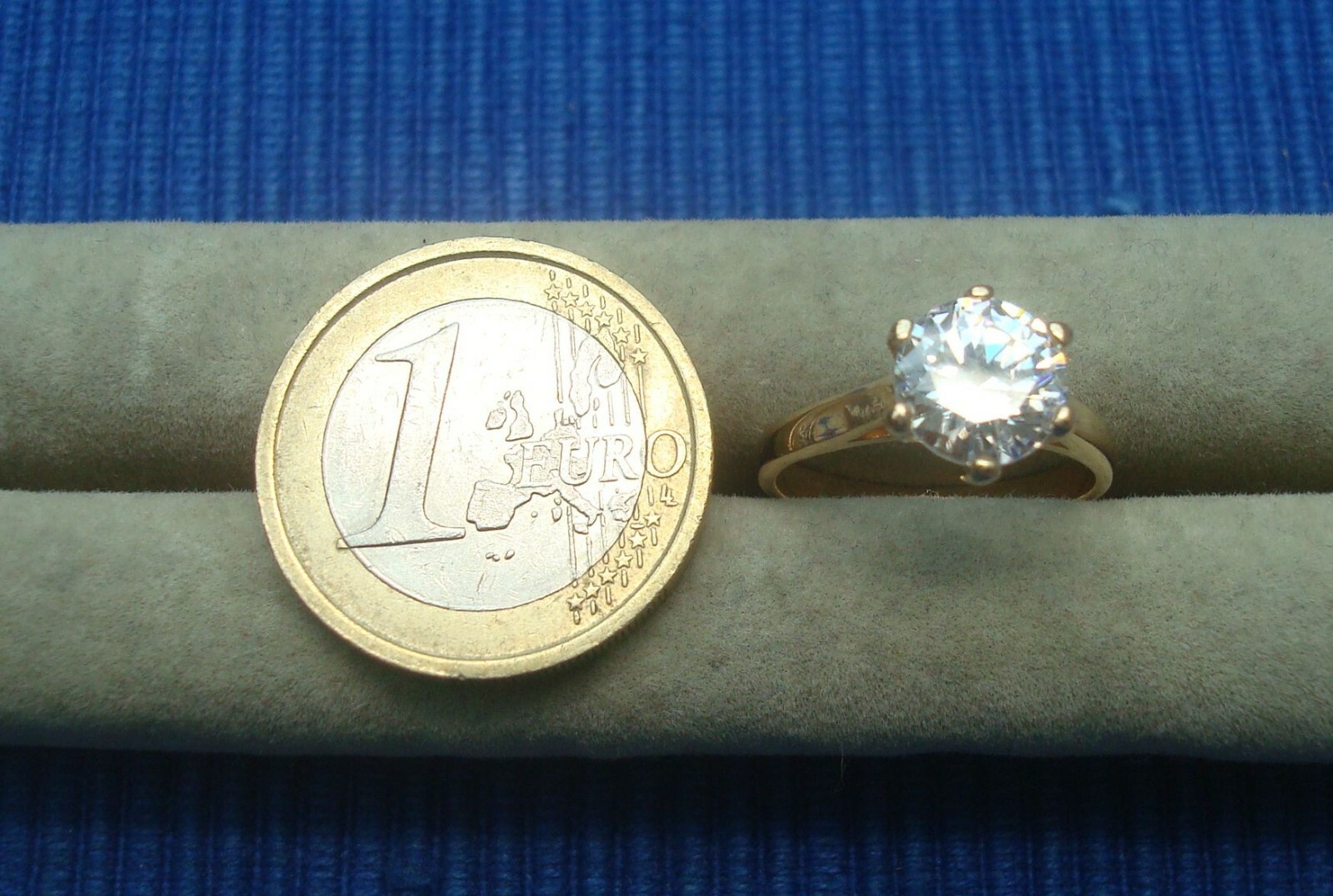 Bague solitaire en plaqué or et strass oxyde de zirconium modèle B26C