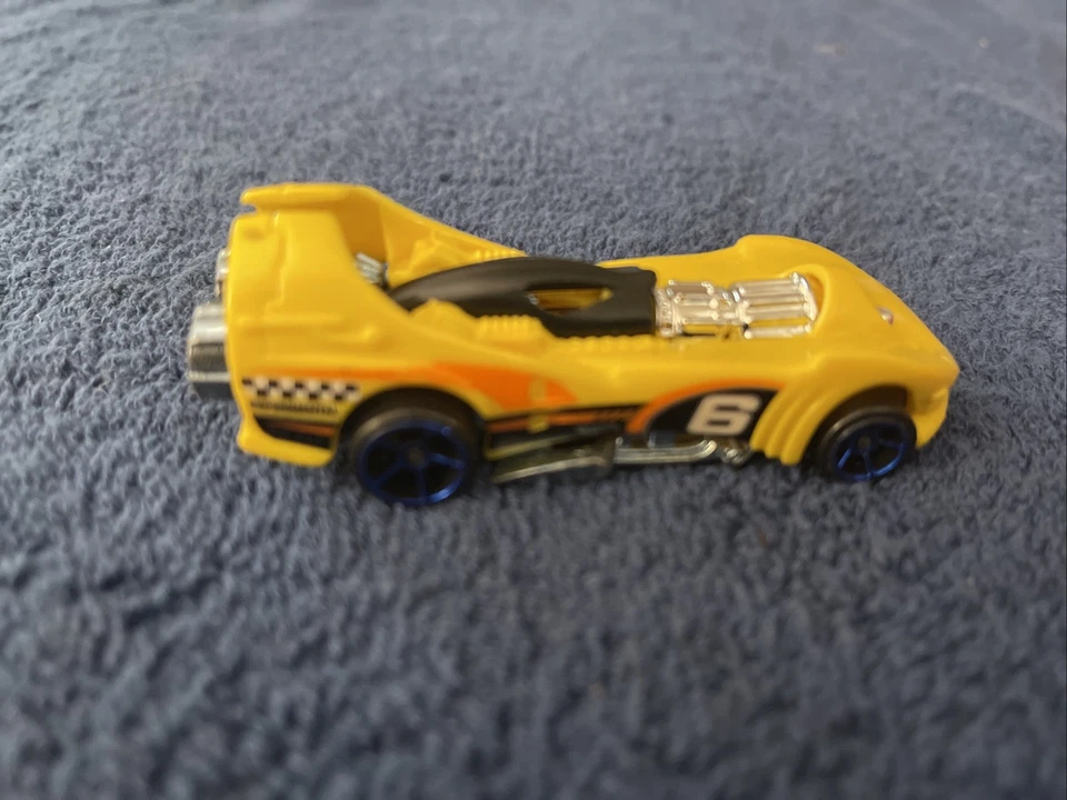Coche fundido a presión Hot Wheels amarillo 1995 #13348 vintage Foto 3 de 4