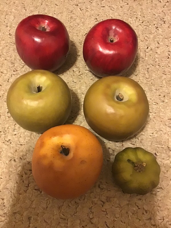 VINTAGE LOT OF 5 APPLES AND 1 SM PUMPKIN FAUX FRUIT UNSIGNED 