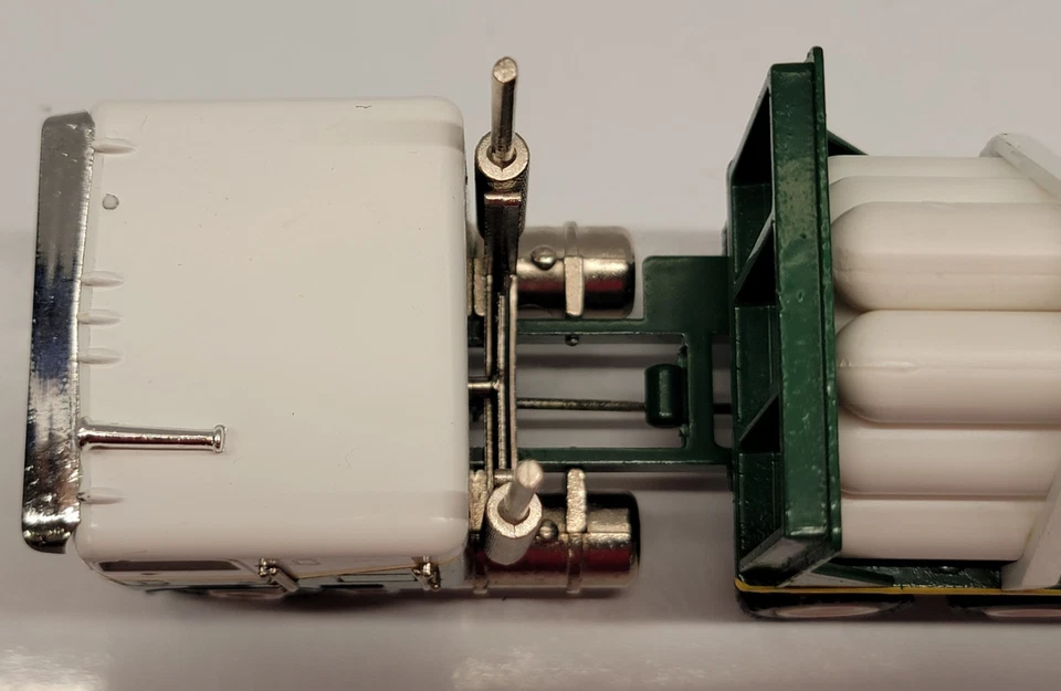 Conrad Model 3519 1:50 Scale Freightliner Hydrogen Pipe Trailer Air Products - Image 4 of 4