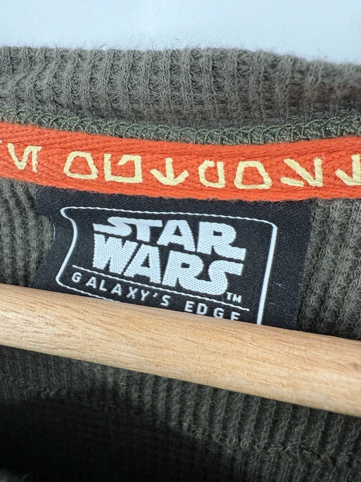 Camisa Disney Star Wars Galaxys Edge média preta Spire Outpost manga longa - Imagem 4 de 4