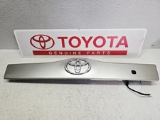 2004-2009 TOYOTA PRIUS REAR TAILGATE HATCH TRIM MOLDING PANEL HANDLE SILVER 1F7