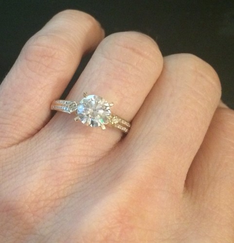 Anello VVS2 1,09CT in moissanite e accenti di diamanti naturali in oro giallo - Foto 5 di 5