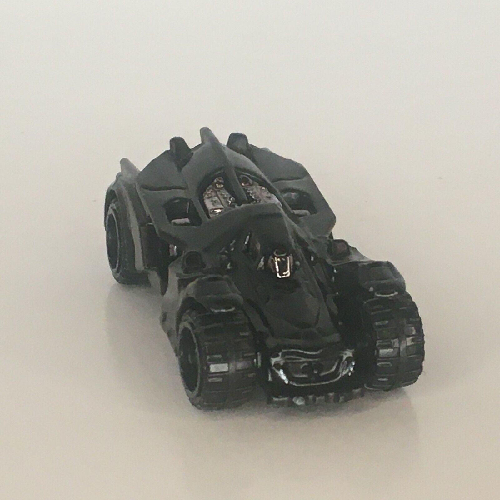 Carrinho Hot Wheels Batman: Arkham Knight Batmobile Ed 2021