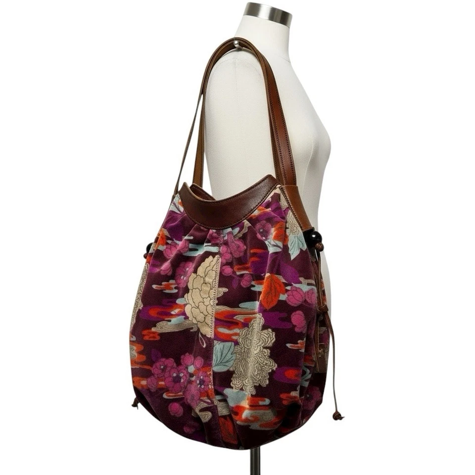 Bolso hobo floral de terciopelo púrpura marca Lucky Foto 2 de 4