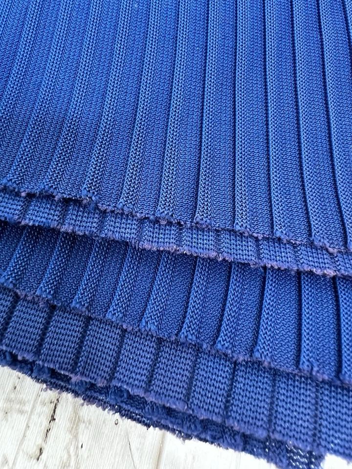 Solid Blue Ribbed Polyester Fabric 1 Yard 58" Wide Unbranded Mid Weight Vintage - Image 2 of 4