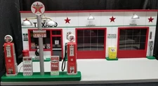 TEXACO GAS STATION FRONT W/ 2 PUMP ISLAND DIORAMA, 1:18, HAND CRAFTED, NEW