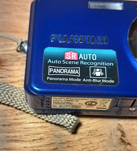 FUJIFILM FINEPIX J30 12.2 Megapixel Digital Compact Camera Spares Or Repairs - Picture 4 of 12