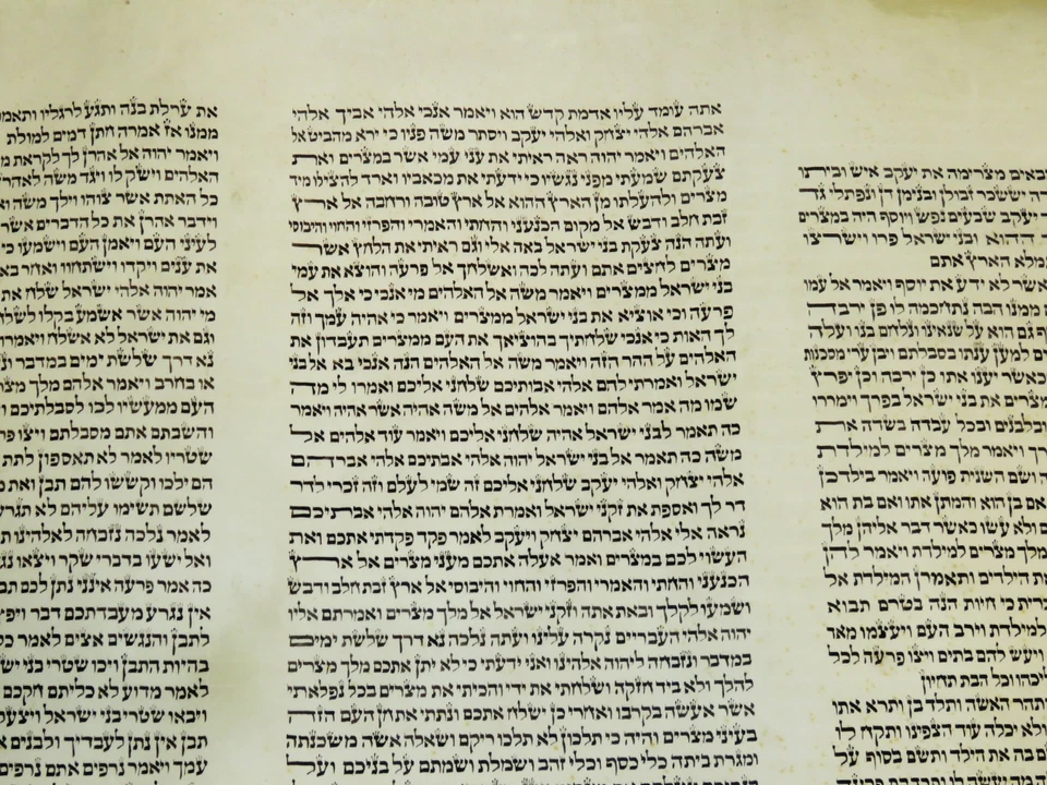 LARGE RARE TORAH BIBLE MANUSCRIPT VELLUM LEAF 150 years old from Italy Exodus. - Image 3 of 4