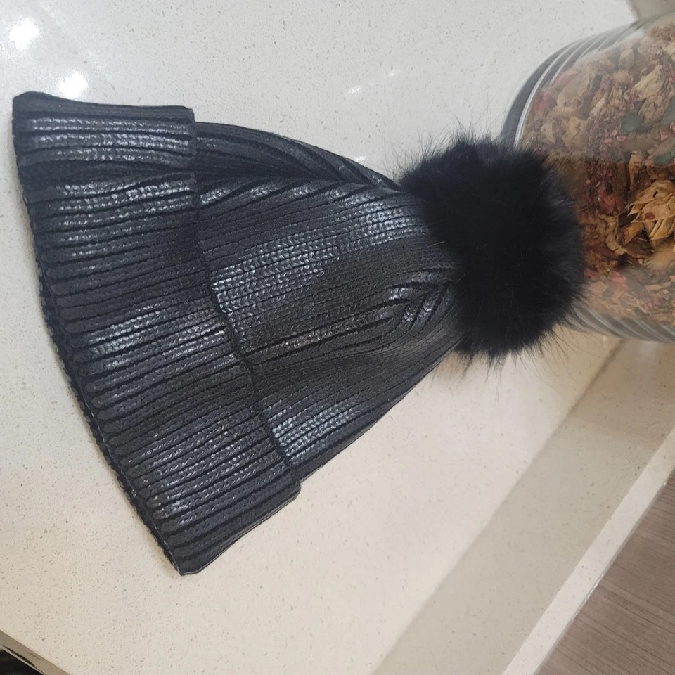 Gorro metálico de piel de zorro Adrienne Landau Foto 2 de 4