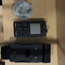 Roland R-26 Handheld Digital Recorder Built-I...