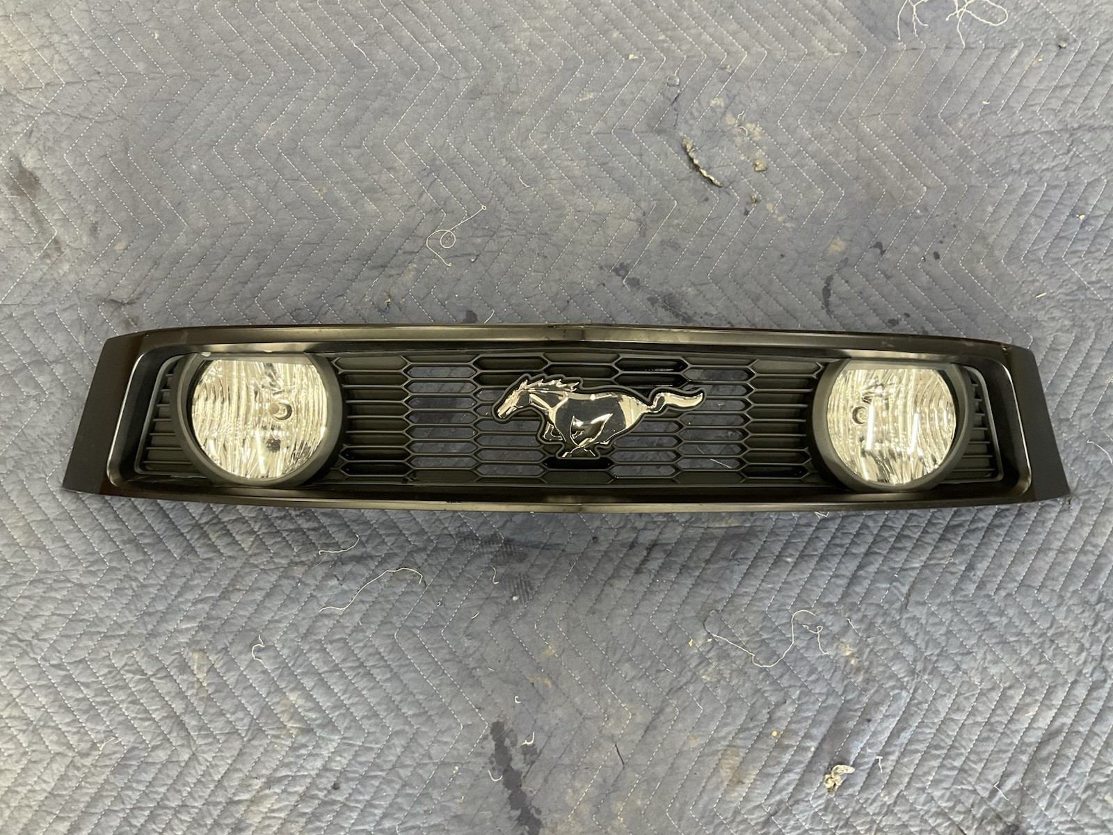 2010-2012 Ford Mustang GT Front Grille Grill OEM NICE