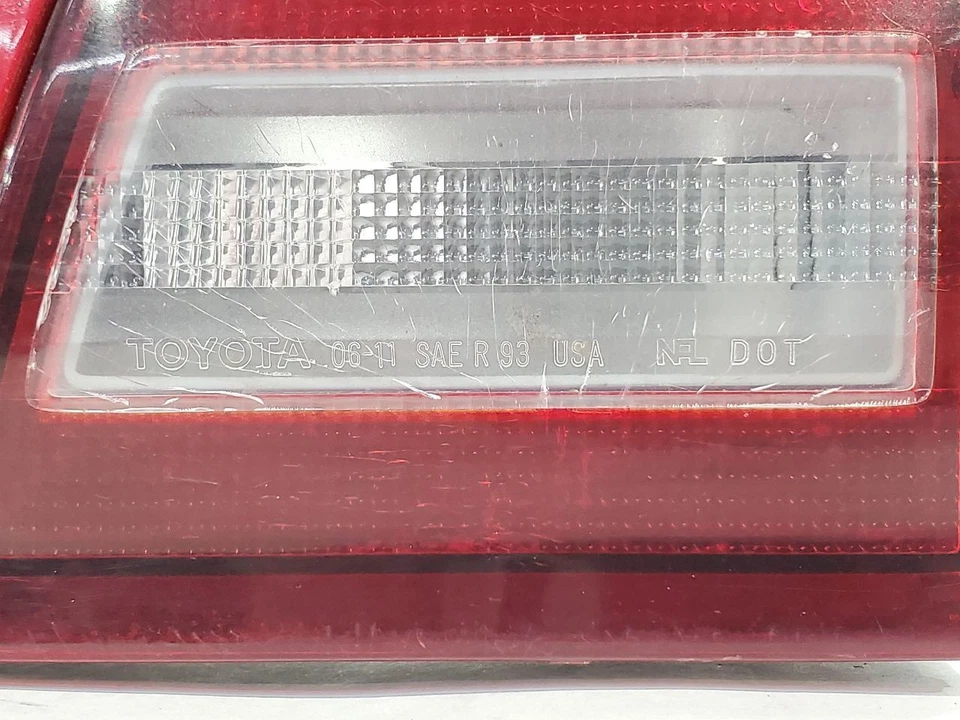 1995 1996 Toyota Camry OEM Rear Center Taillight Lamp Panel See Pictures - Image 4 of 4