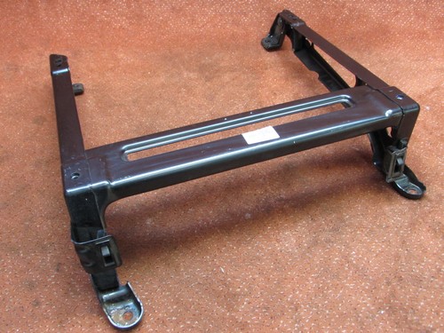 7L0881677B Sitz-Konsole Sitzgestell vorne links schwarz VW Touareg 7L Audi Q7 4L