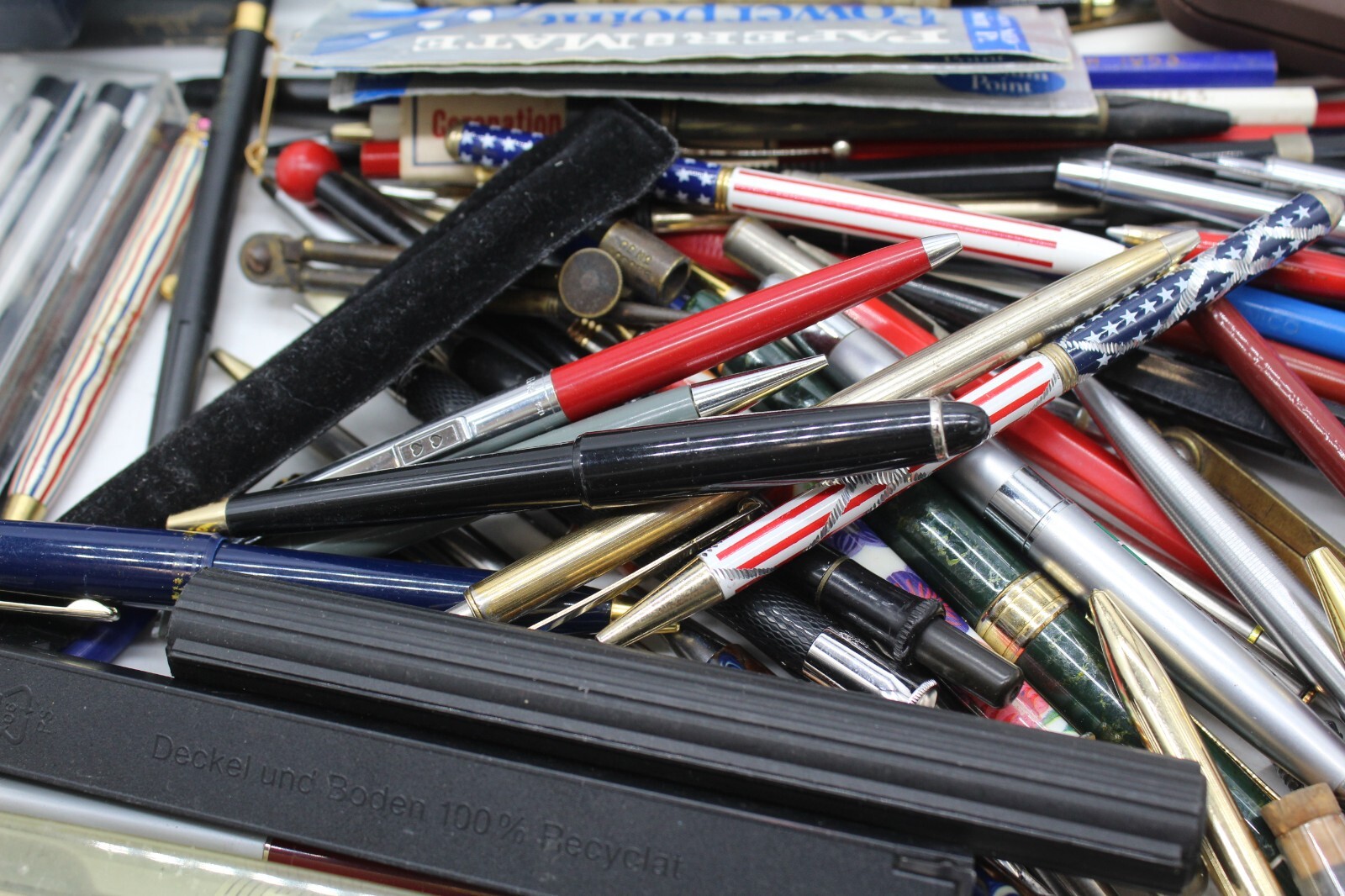 F Huge Collection of Vintage Ballpoint Pens/ Mechanical Pencils inc