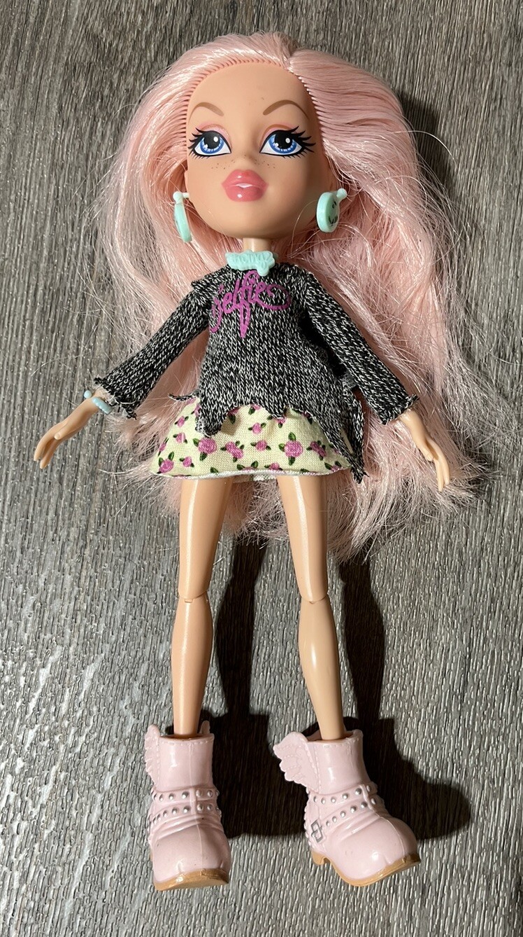 Bratz Chloe Doll with Light Pink Hair Selfie Snaps by MGA 2015