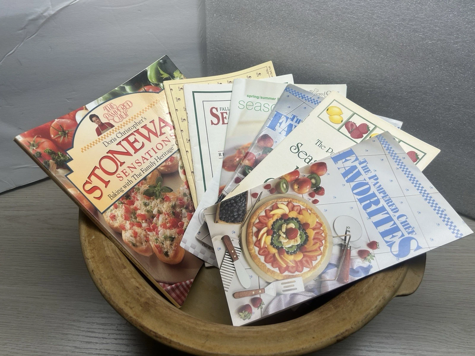 Pampered Chef Heritage Stoneware 12.5” Large Baking Bowl W/ Stoneware Cook Books
Opens in a new wind