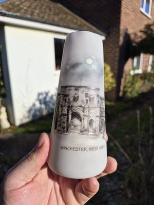 Seltene Dolhain Wirths weiße opake Vase Winchester West Gate gebracht von Sodlier