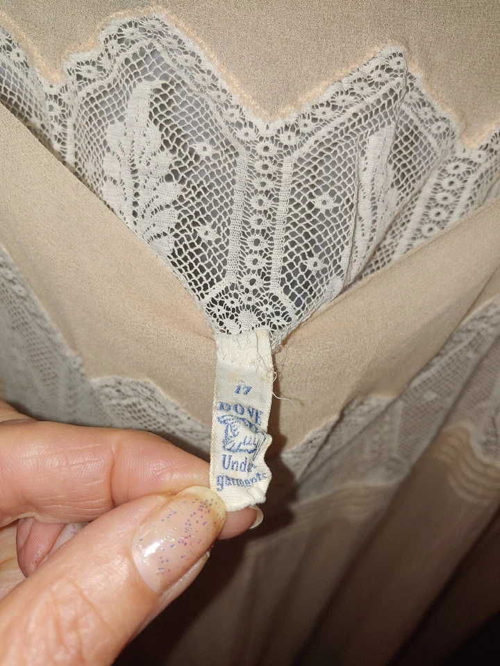 Antiguo vestido largo de seda melocotón 1910 con hermoso encaje tejido Foto 4 de 4