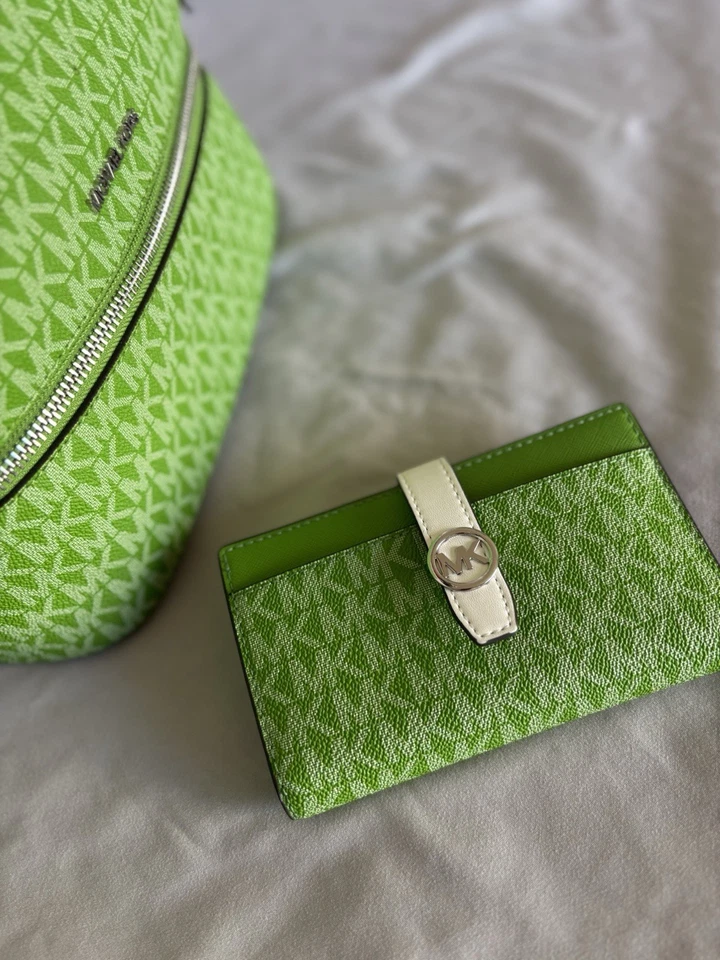 Mochila para mujer Michael Kors verde con billetera a juego Foto 2 de 4