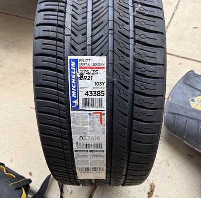 Michelin Pilot S4 Tire 275/35 R21 103Y