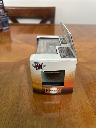 M2 PREMIUM EDITION 1968 PONTIAC FIREBIRD SPRINT R37 17-04 (1:64 SCALE) - Picture 3 of 6