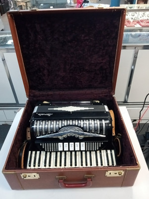 Vintage Black Lindo ? -C30 Accordion 41 Treble 120 Bass Keys leather straps case