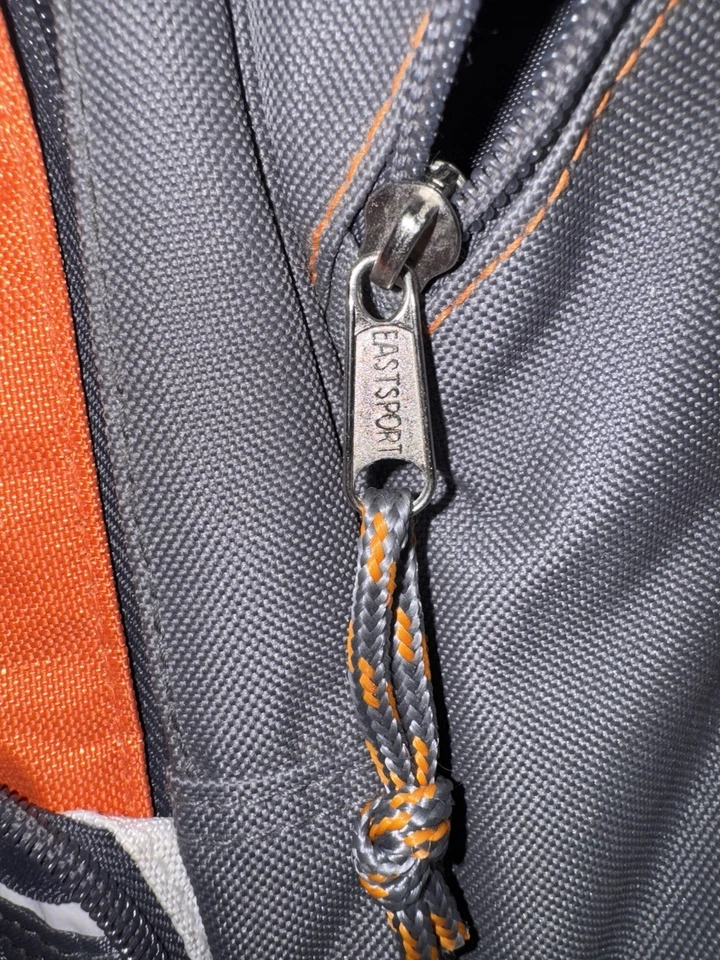 Mochila Eastsport Exterior Naranja Múltiples Bolsillos Cremallera Senderismo Computadora Foto 3 de 4