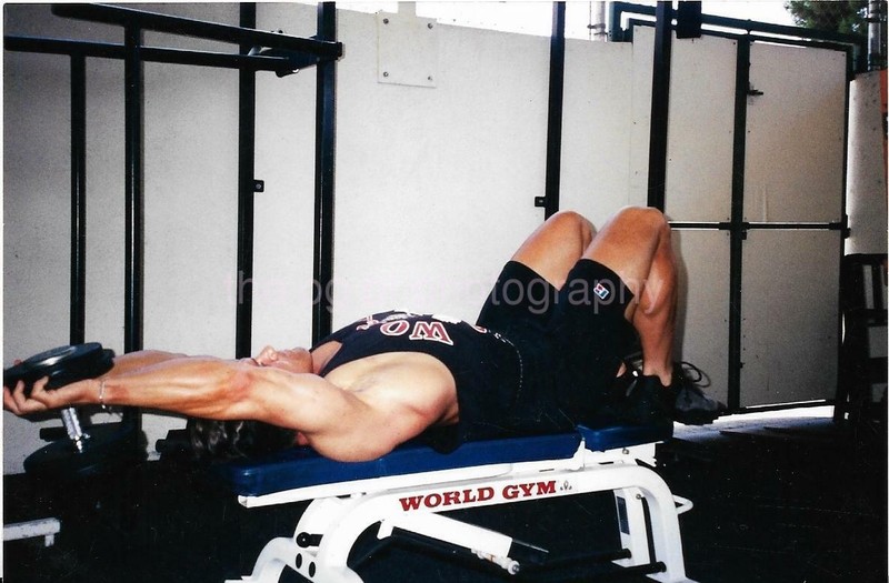 MUSCLE MAN Bodybuilder FOUND PHOTO Color AT THE GYM Original Snapshot 99 14 Z5