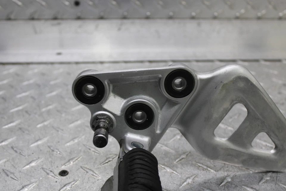 2003 SUZUKI HAYABUSA GSX1300R LEFT FRONT FOOT PEG 43521-24F00 - Image 2 of 4