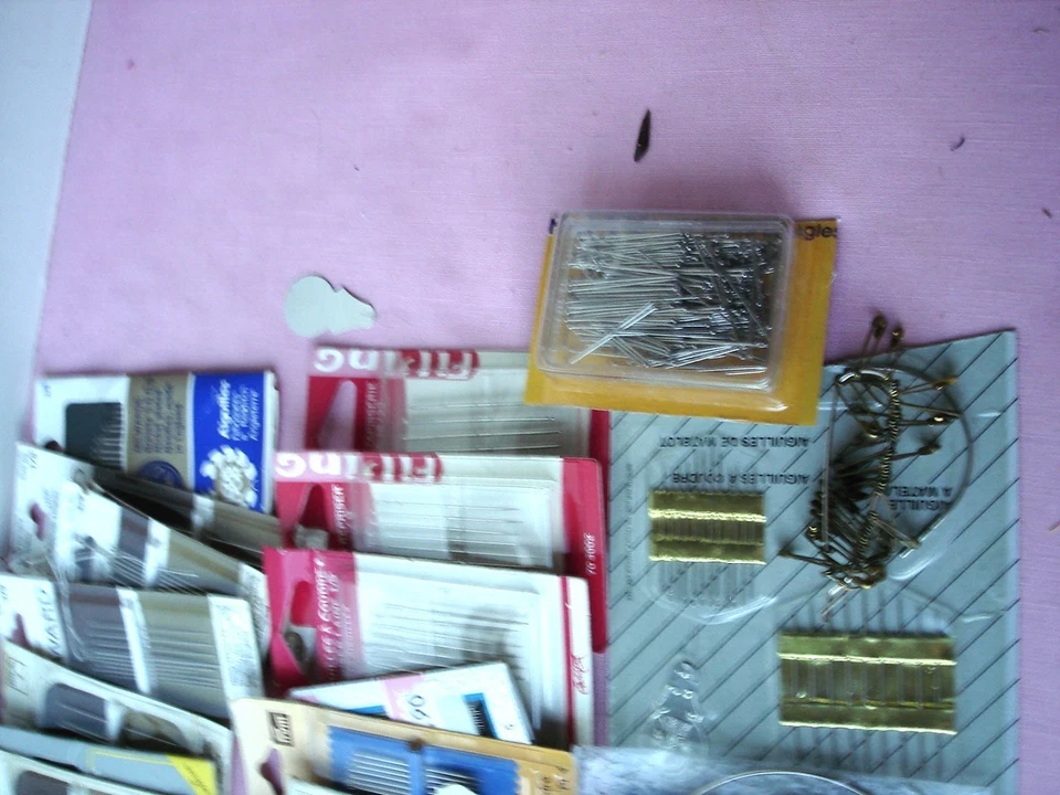 Lot d'aiguilles et épingles, anciennes et récentes. - Photo 2/4