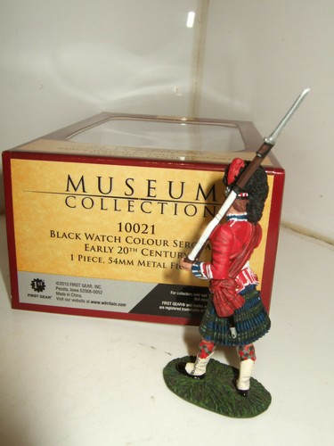 Britains 10021 Black Watch Highlander Colour Sergeant Marches with Rifle, 54mm - Picture 2 of 3