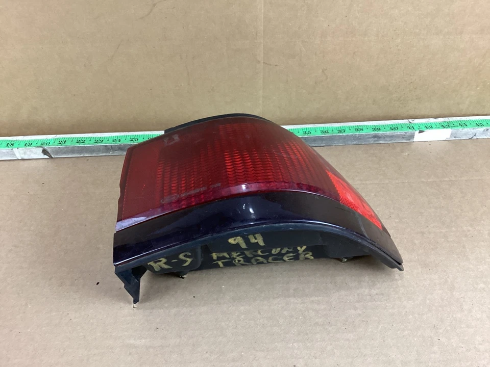 Luz trasera derecha Mercury Tracer 1994-1996 OEM Foto 4 de 4