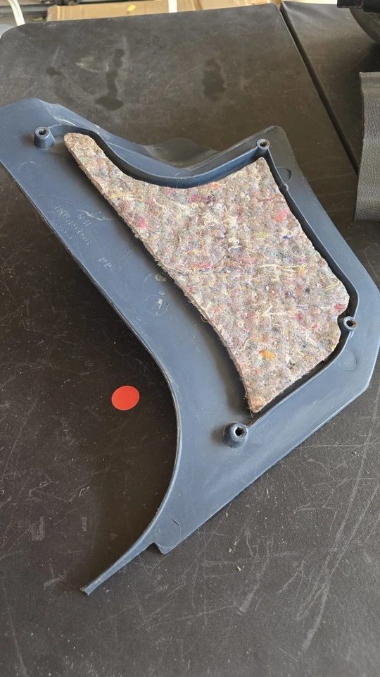 Chevrolet S-10 1986-93 OEM pasajero lado derecho bisagra delantera pilar cubierta de moldura  Foto 3 de 4