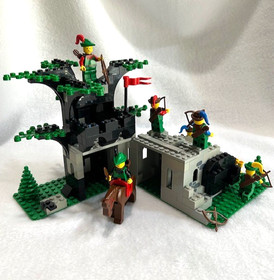 Lego Pirates 6066 Camouflaged Outpost- Missing 5 Plumes  NO BOX Play Wear 1987