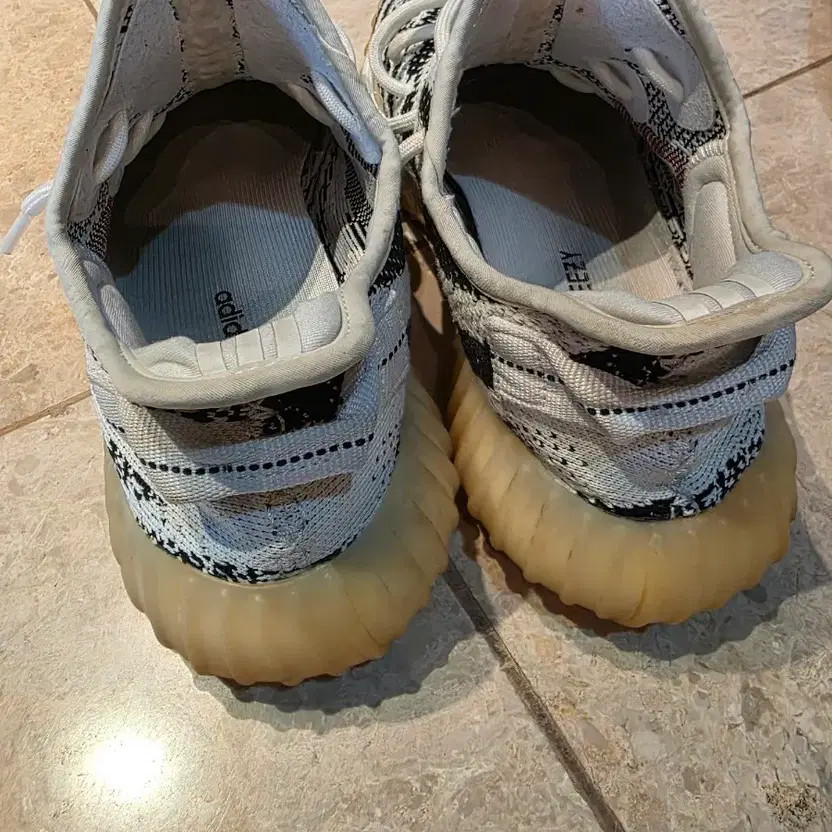 Adidas Yeezy Boost 350 V2 Zebra Sneakers thumbnail 2
