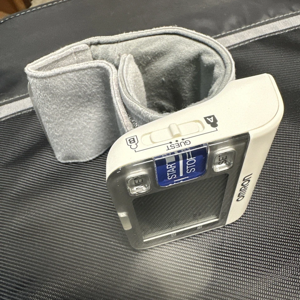 Omron Intellisense BP652 Automatic Wrist Blood Pressure Monitor Used - Tested - Image 4 of 4