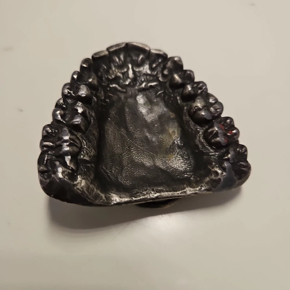 De colección 1974 Bergamota Latón Works Dientes Boca Dentadura Molde Metal Hebilla de Cinturón Foto 3 de 4