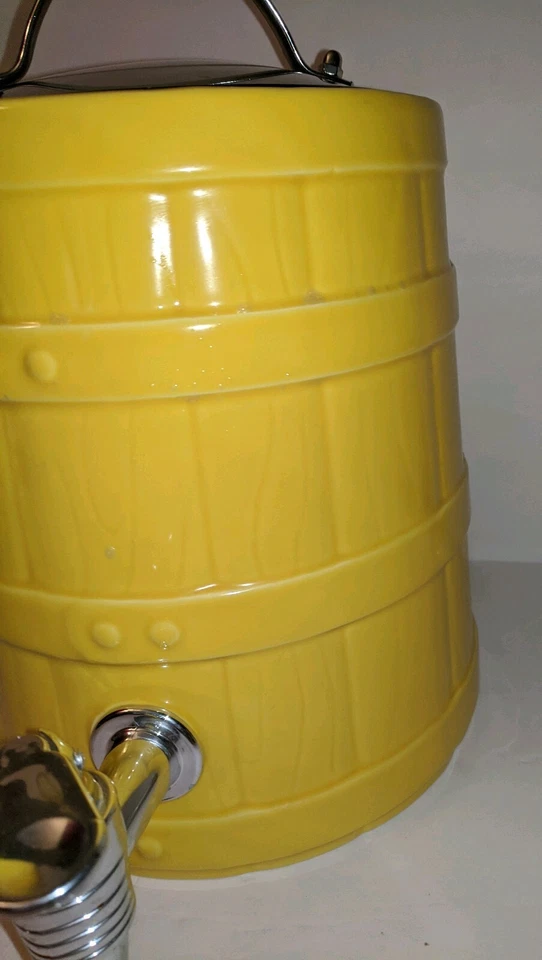 Dispensador de bebidas Home Essentials And Beyond colección de barriles caño amarillo 9" Foto 3 de 4