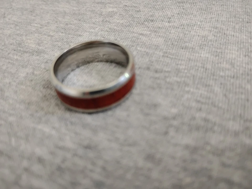 Alianza de boda con incrustaciones de titanio y madera talla 8  Foto 2 de 2